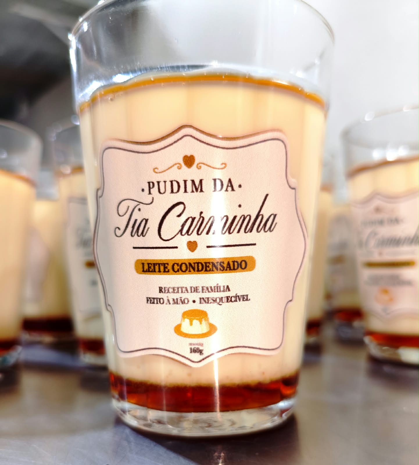 Close do pote de Pudim da Tia Carminha, cremoso e com calda de caramelo